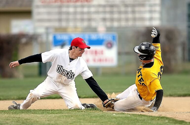 athletes-baseball-baseball-players-field