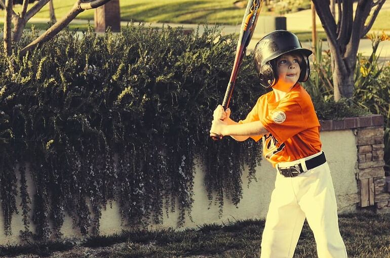 athlete-baseball-baseball-bat-baseball-cap