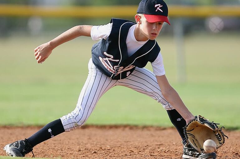 baseball-fielding-action-youth